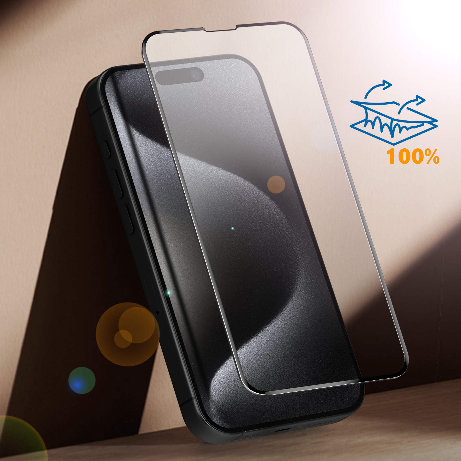 Uno smartphone con una pellicola protettiva parzialmente appoggiata sopra.