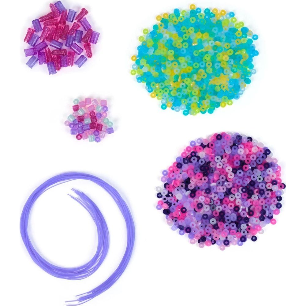 Cuentas coloridas y cordón morado sobre fondo blanco.
