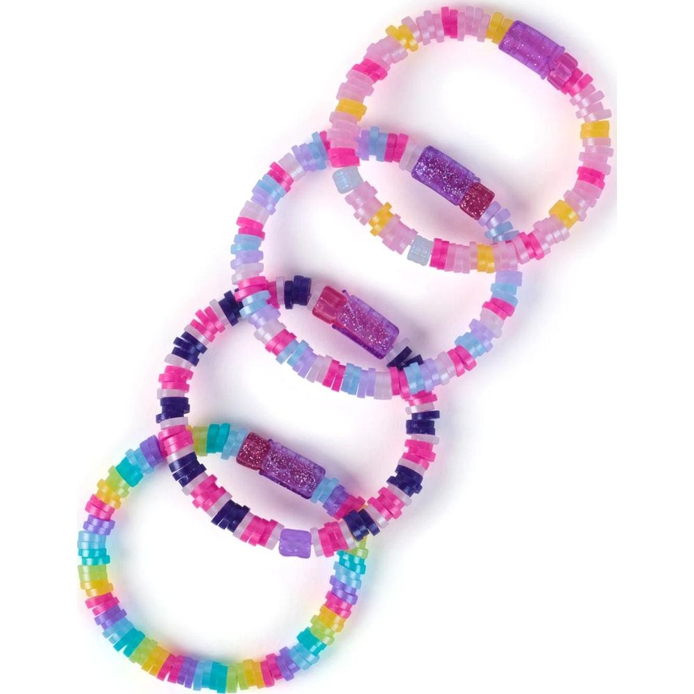 Cuatro pulseras coloridas de cuentas espaciadoras con cierres brillantes.