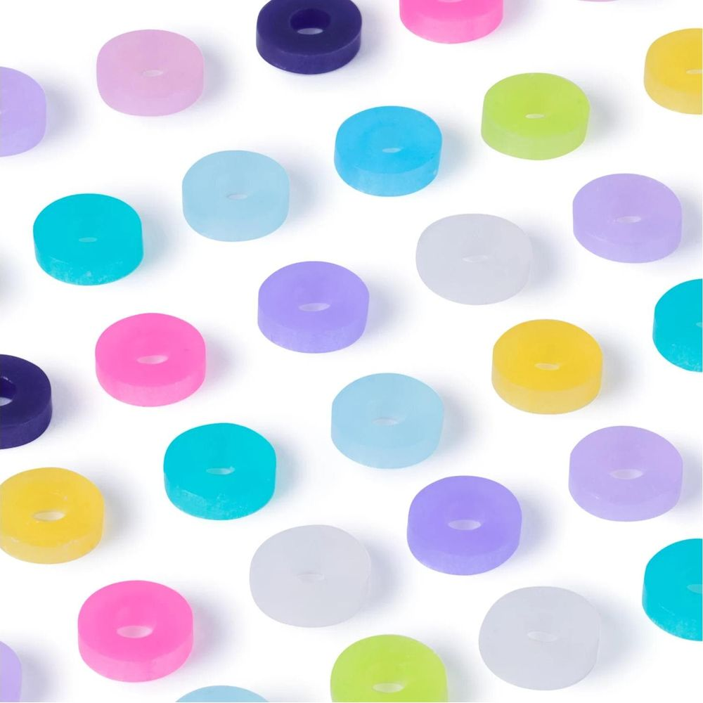 Muchos anillos coloridos y semitransparentes esparcidos sobre fondo blanco.
