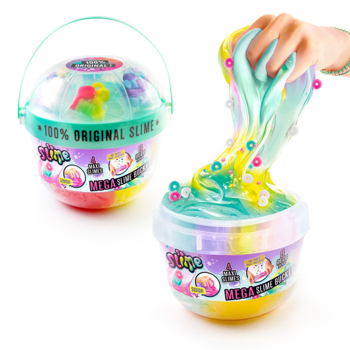 Una mano saca slime de colores de un cubo, con otro cubo al fondo.