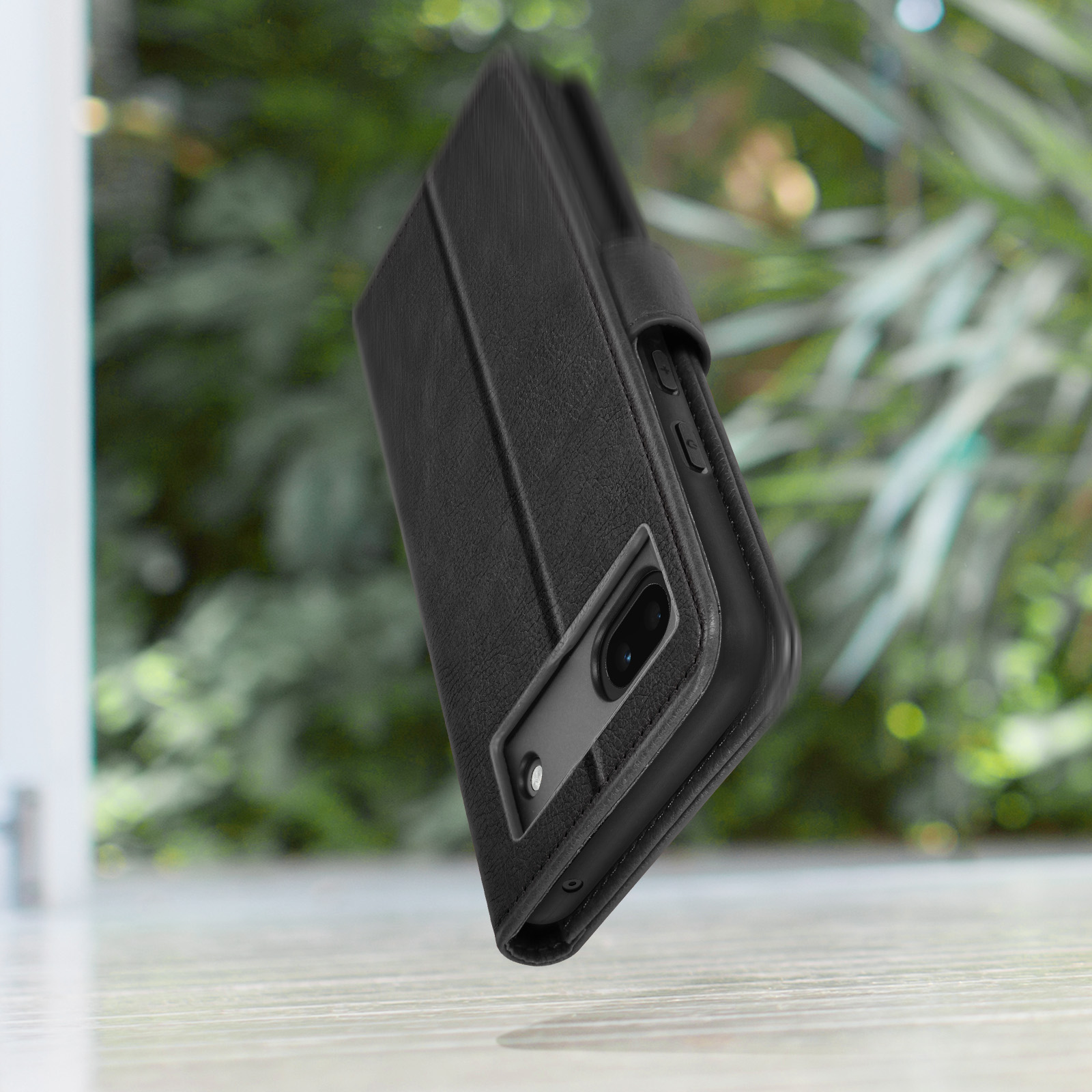Schwarzes Handy-Flipcase mit Blick auf die Kameralinse und Knöpfe.