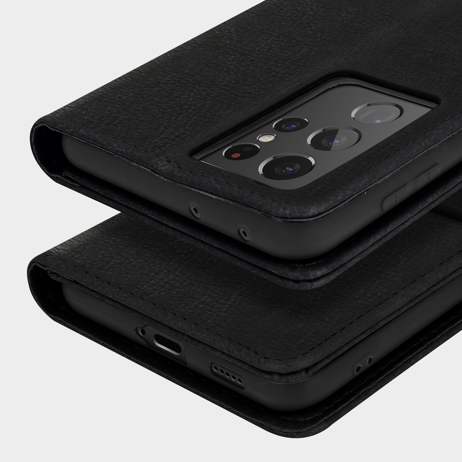 Custodia in pelle nera per smartphone con modulo fotocamera e porta di ricarica visibili.