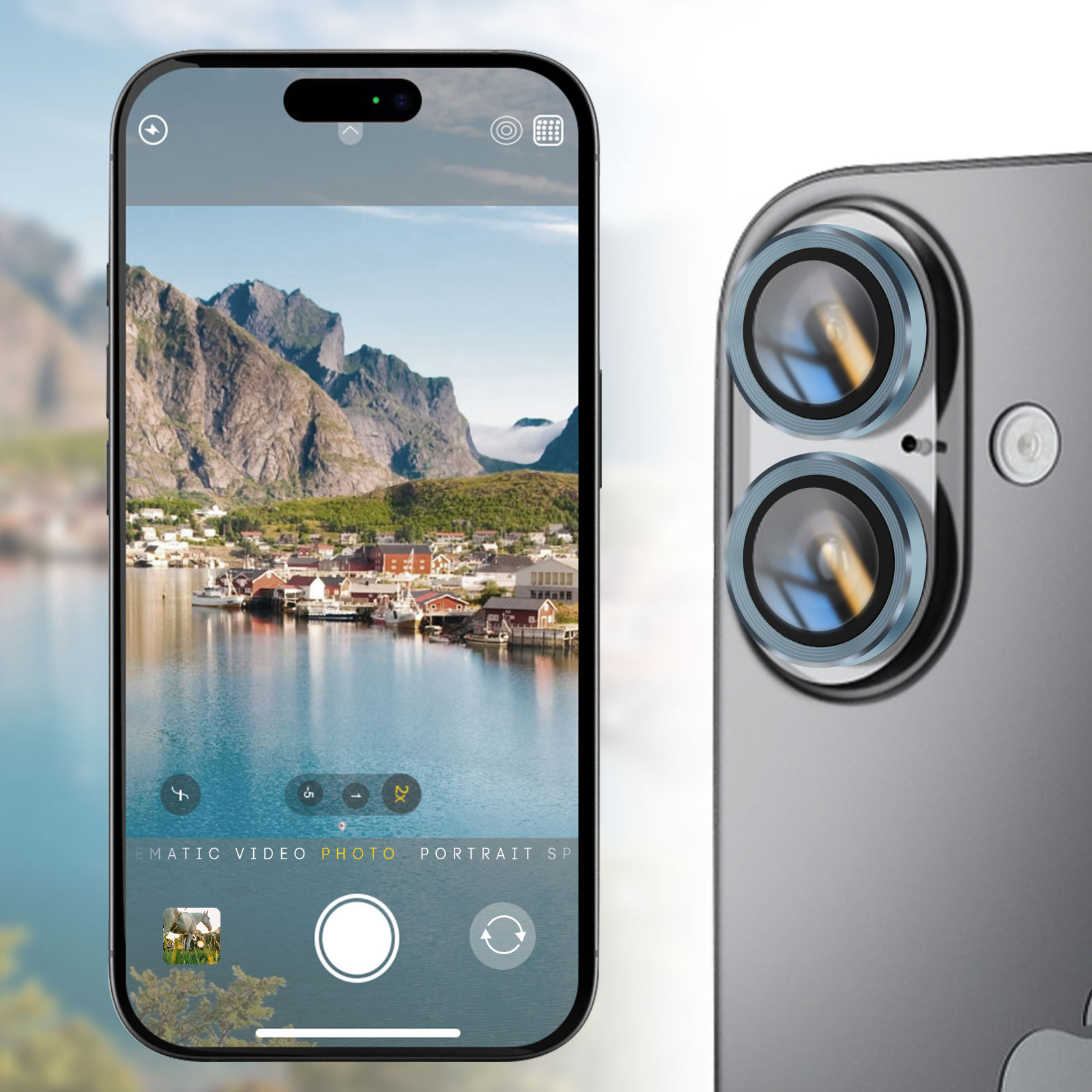 Un smartphone muestra un pueblo costero con montañas al fondo. La cámara está en modo foto.