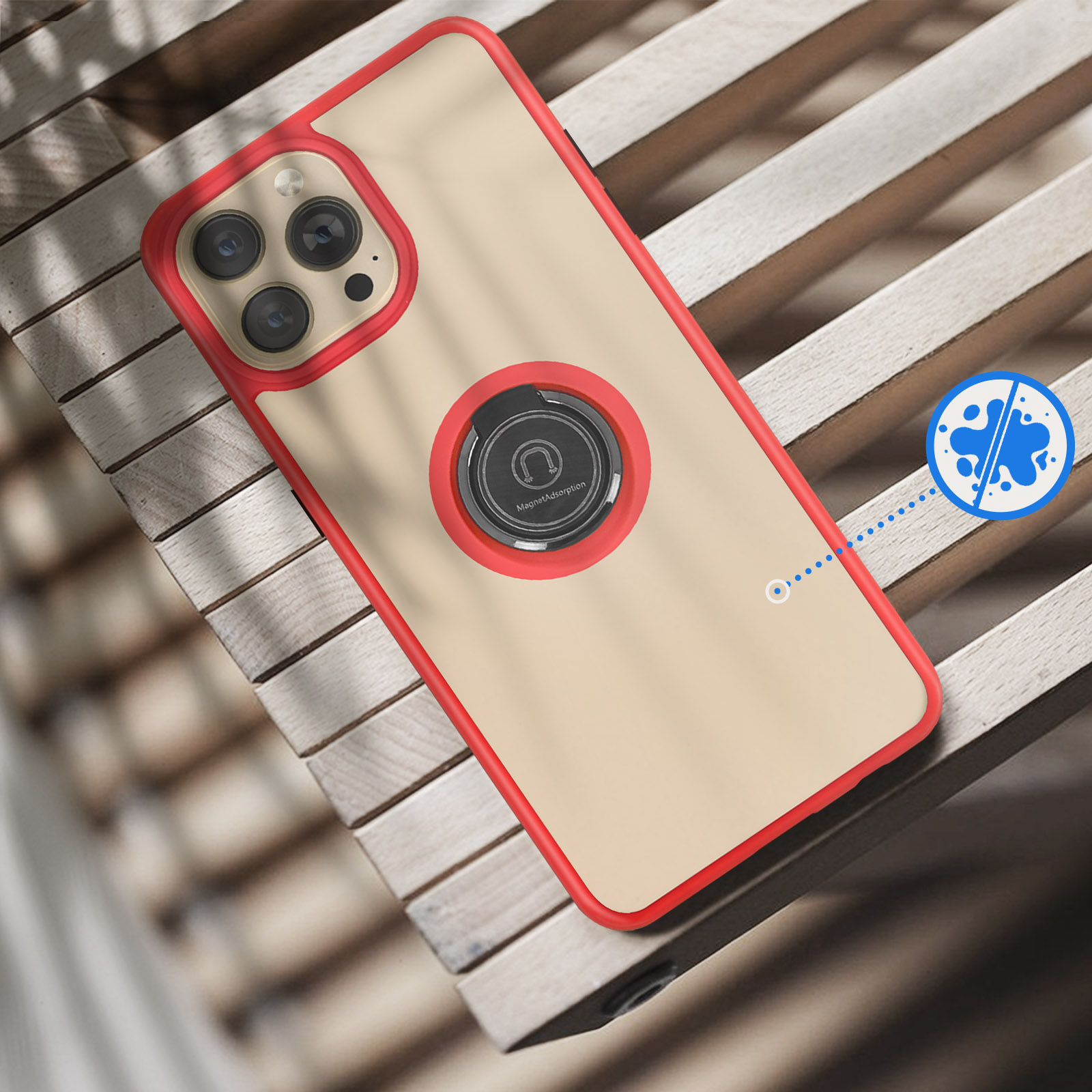 Una custodia beige per telefono con bordo rosso e anello portadita giace su doghe di legno.