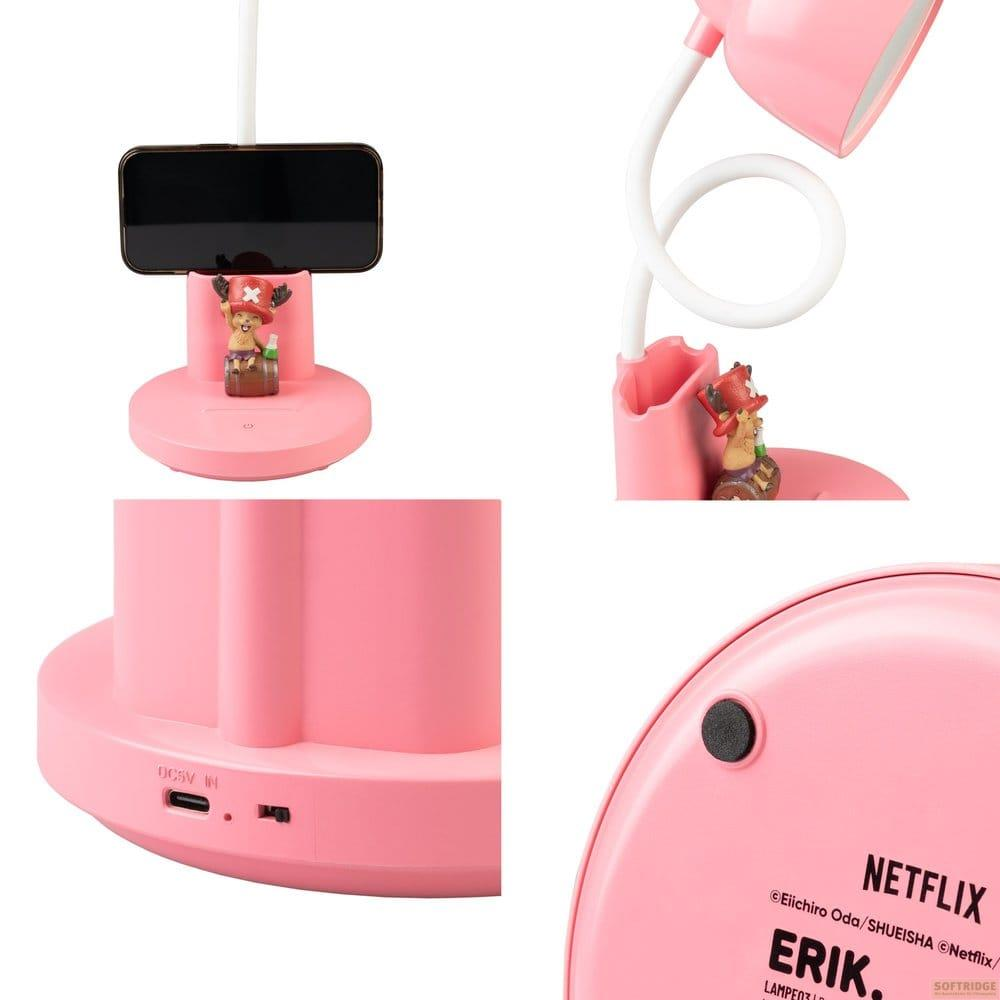 Base de lámpara rosa con soporte para teléfono y figura. Se ven puertos abajo.
