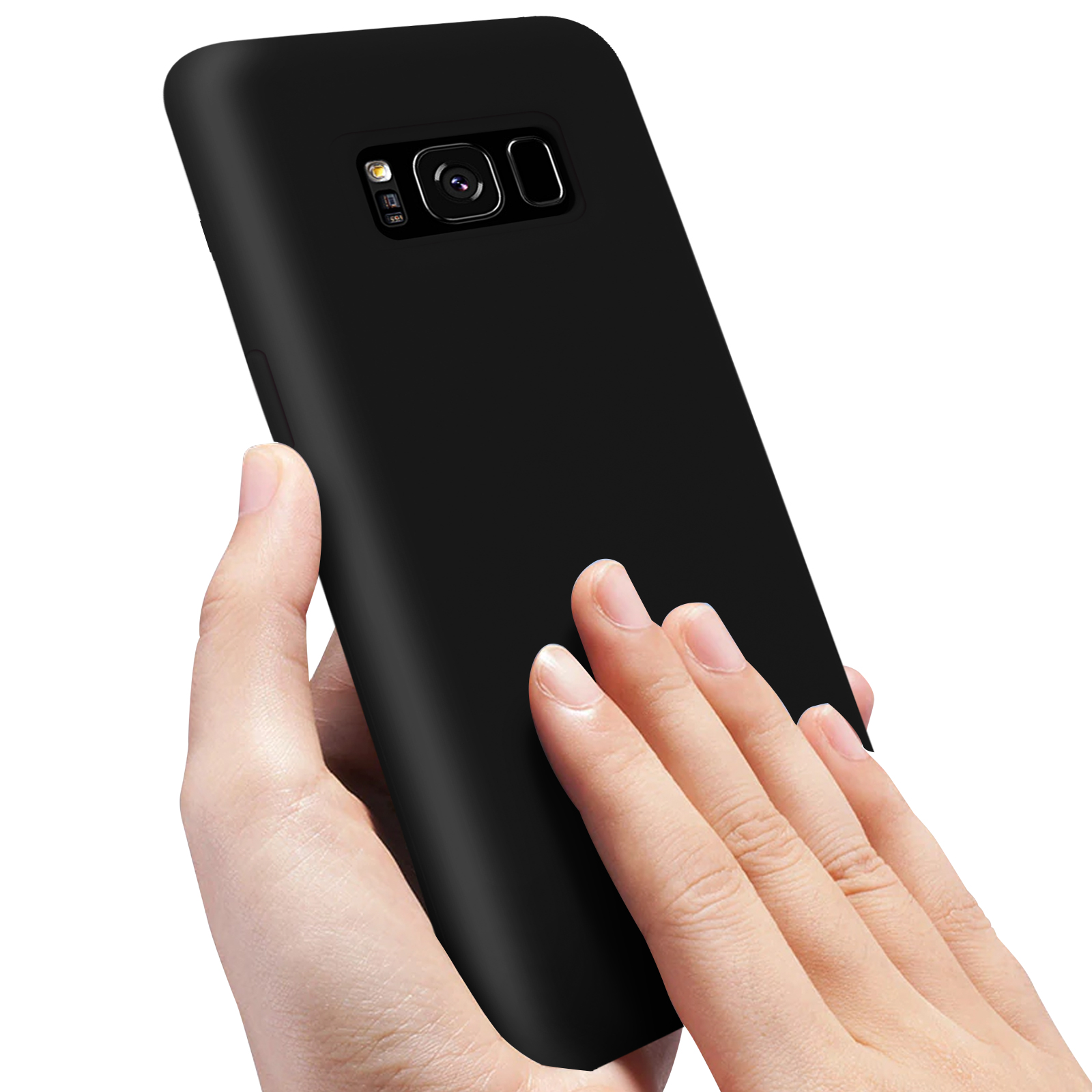 Una mano tiene uno smartphone nero con due fotocamere posteriori.