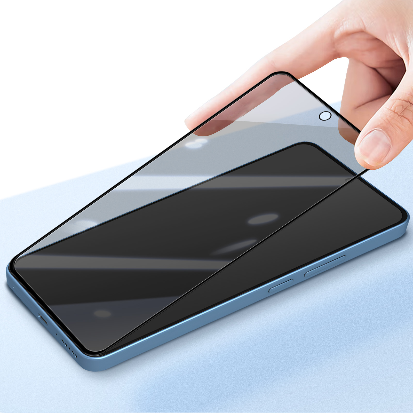 Una mano posiziona una pellicola protettiva su uno smartphone blu.
