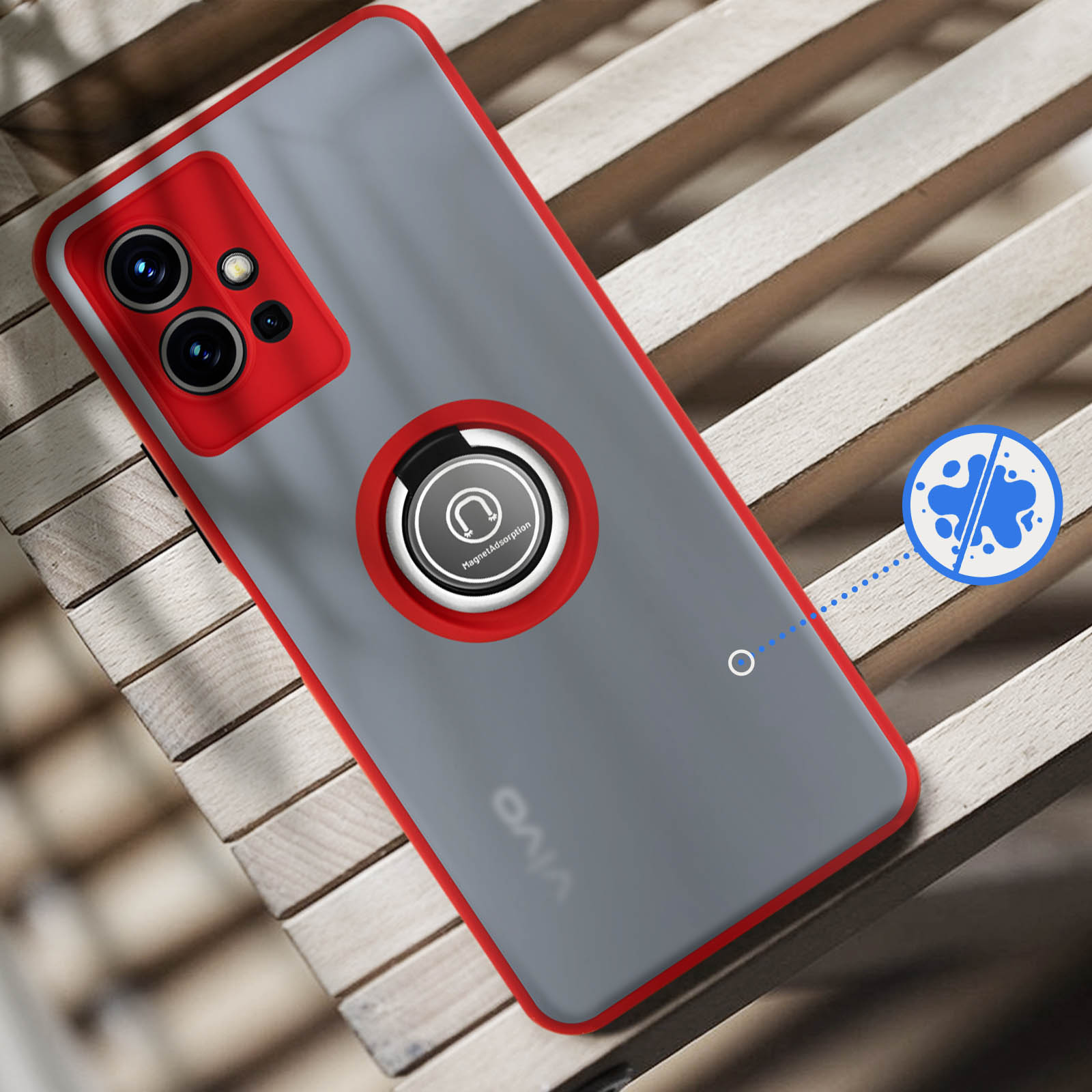 Cover grigia per telefono con bordo rosso e anello porta-anello su legno.