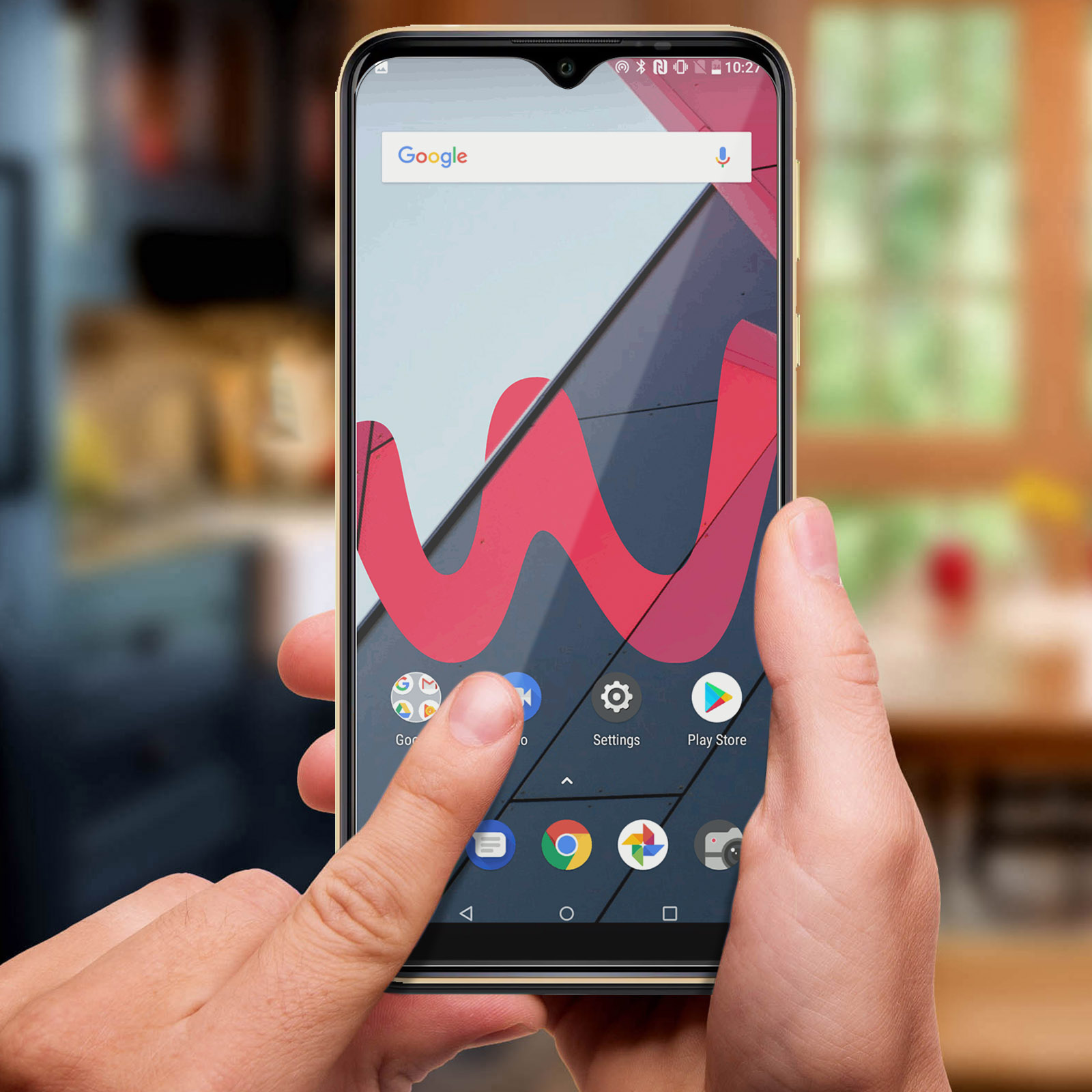 Una mano tiene uno smartphone con un logo rosso a 'W' e icone app.