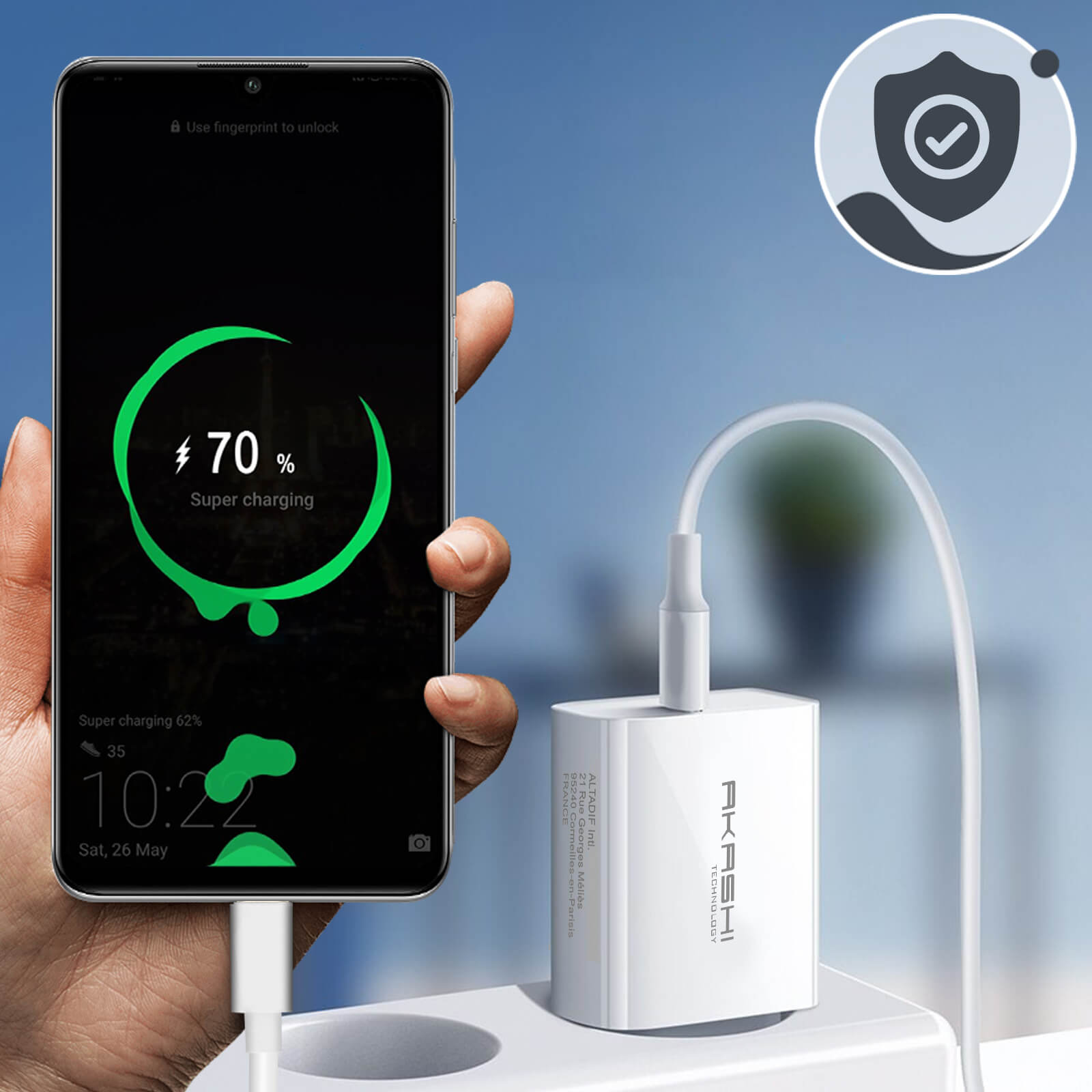 Un telefono viene caricato da un adattatore bianco. Lo schermo mostra il 70%.