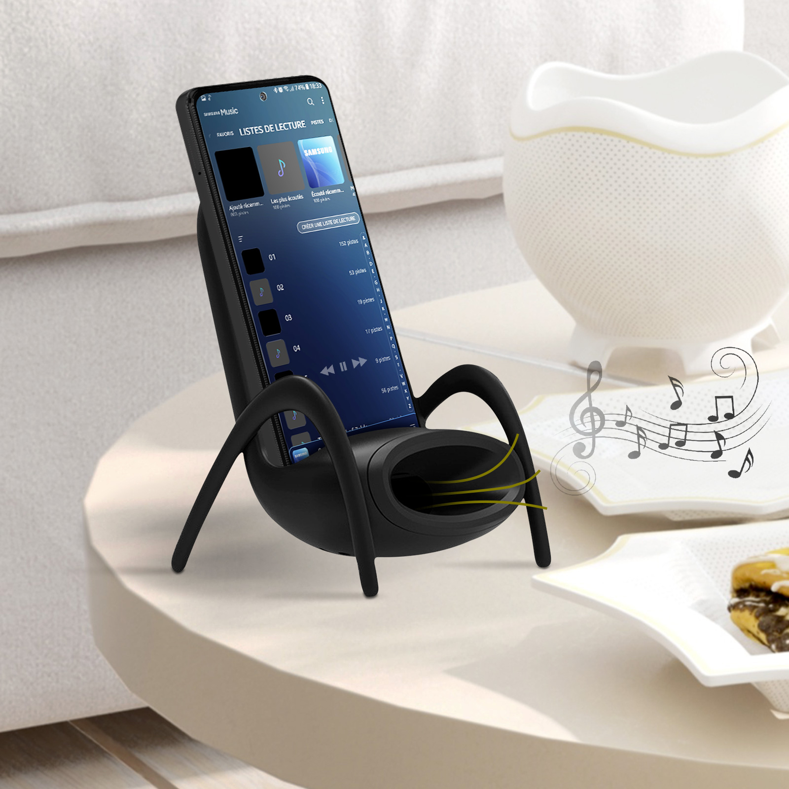 Un soporte negro para teléfono con un smartphone reproduciendo música. Notas musicales a su lado.