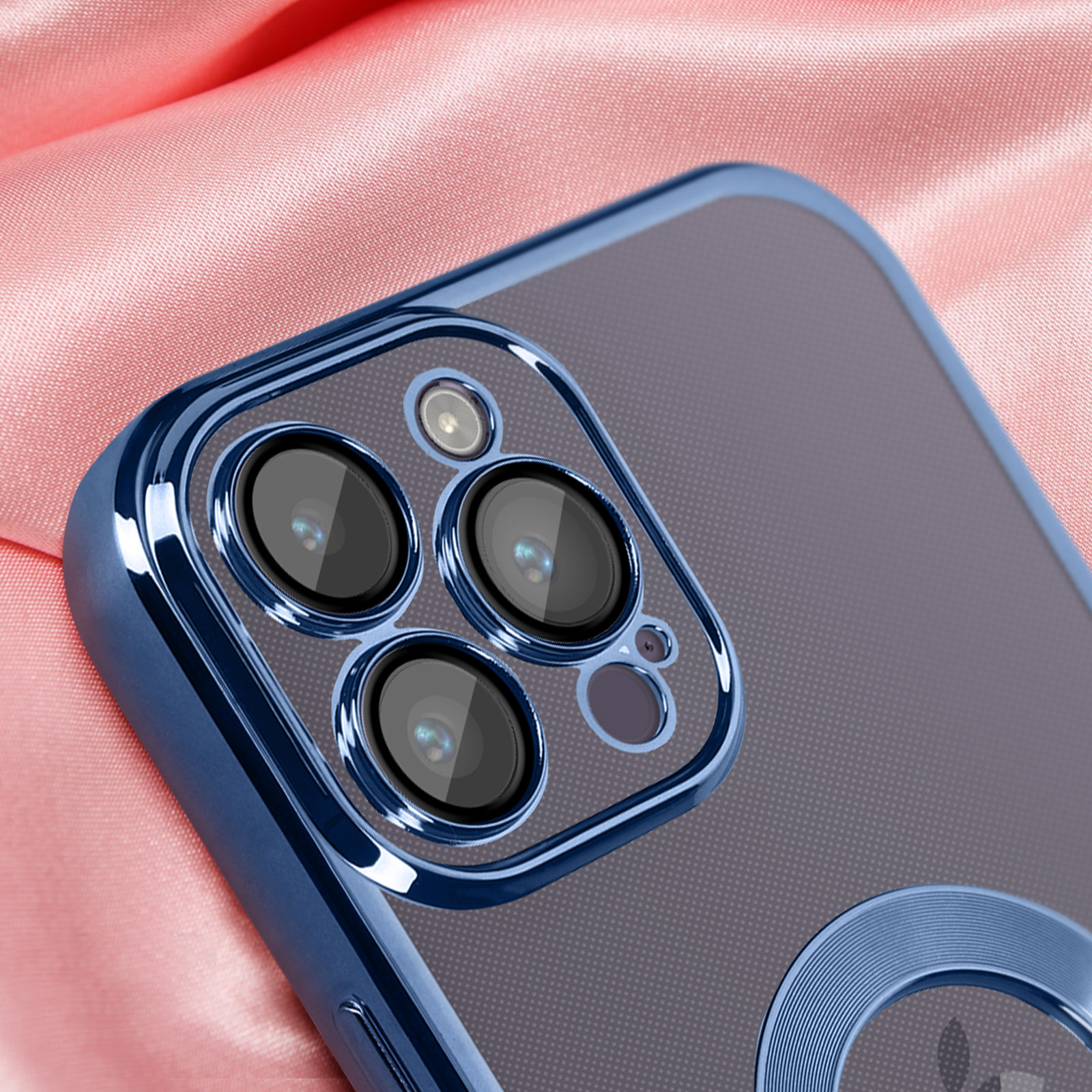 Una custodia blu per telefono con tre fotocamere su seta rosa.