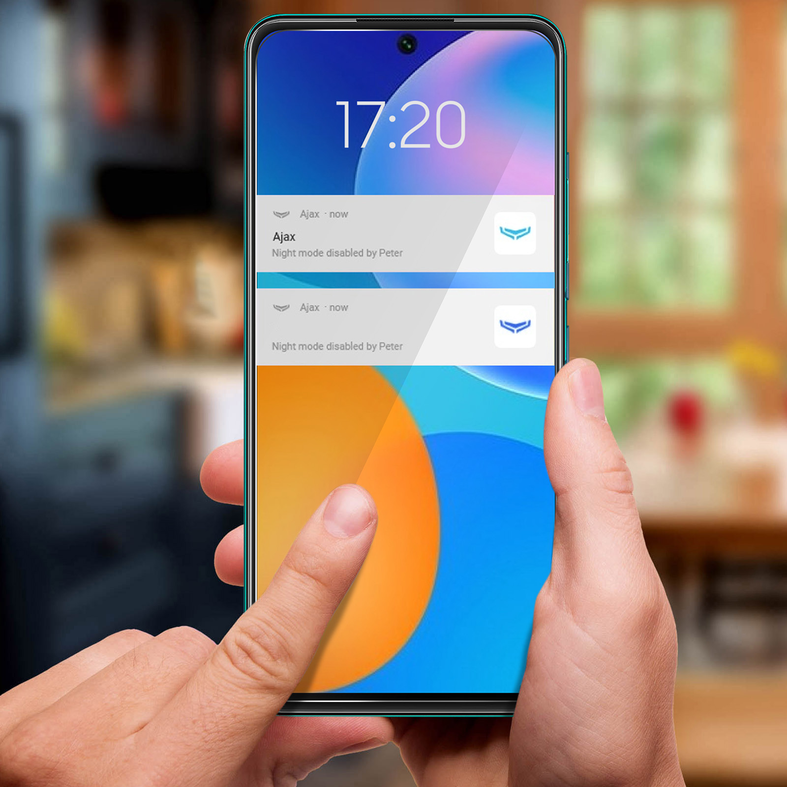Due notifiche su uno smartphone: modalità notturna disattivata.