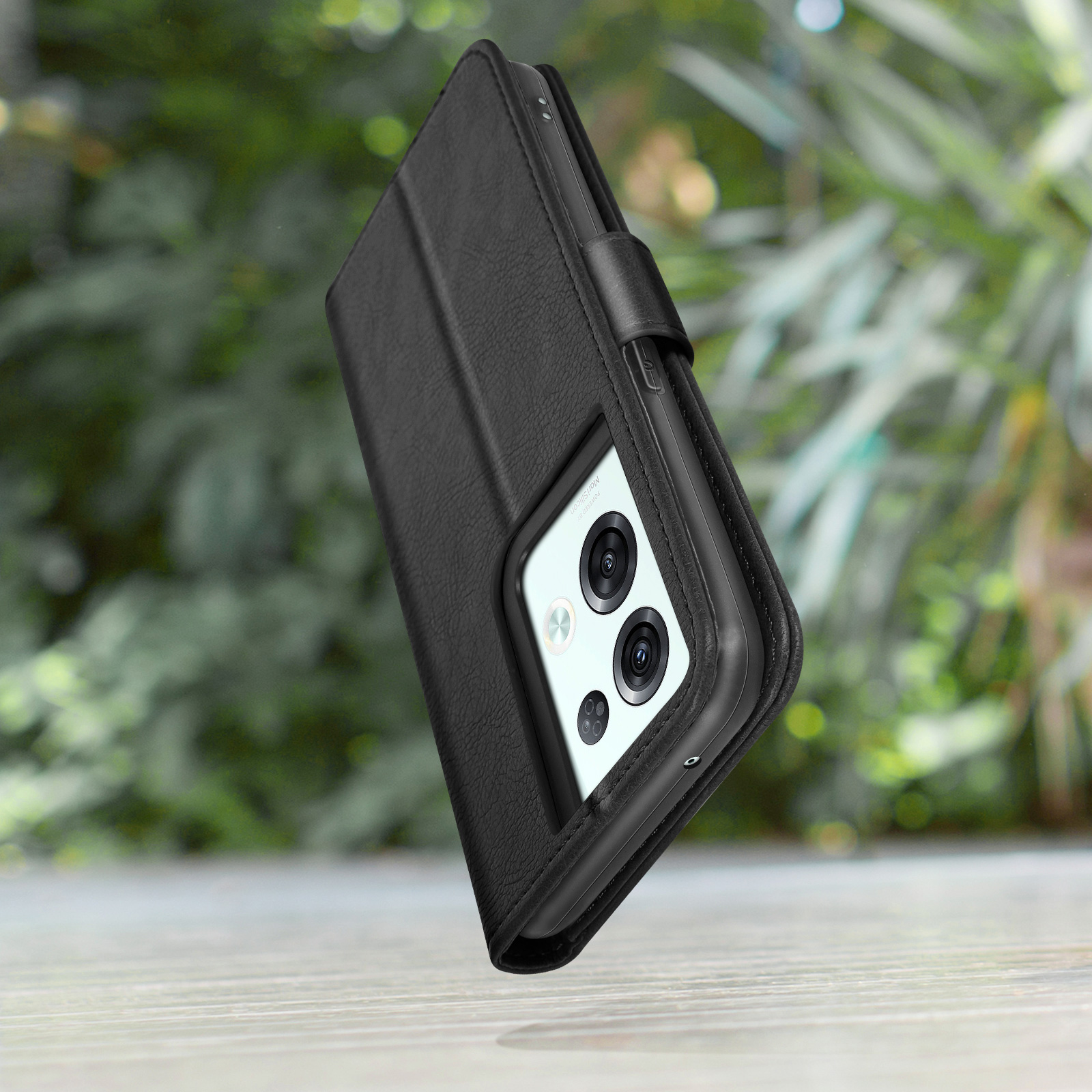 Schwarze Handyhülle aus Leder im Querformat, mit Kameraöffnung.