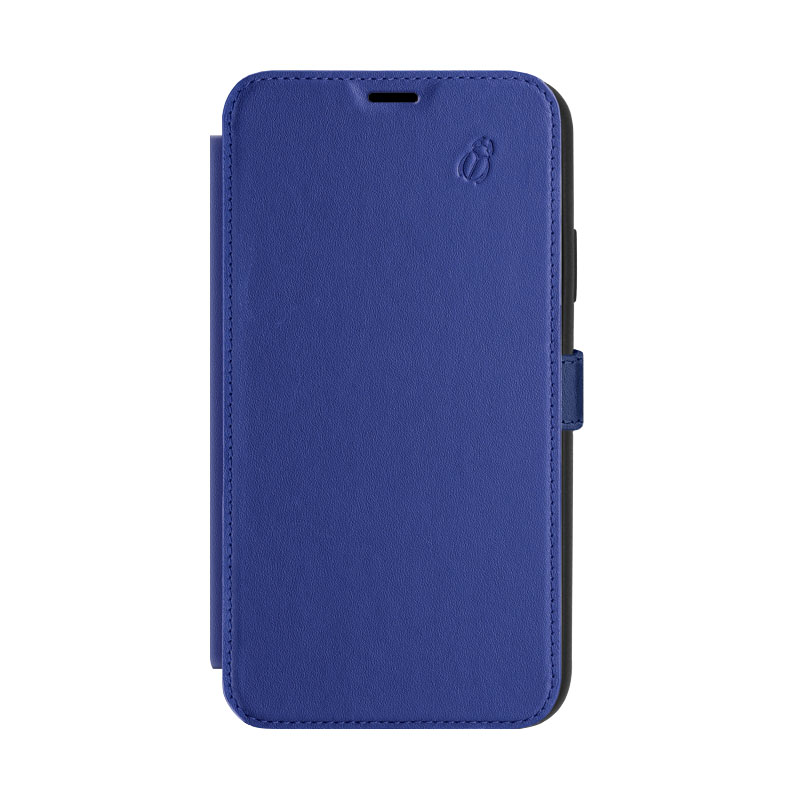 Una custodia a libro in pelle blu chiusa con un piccolo logo.