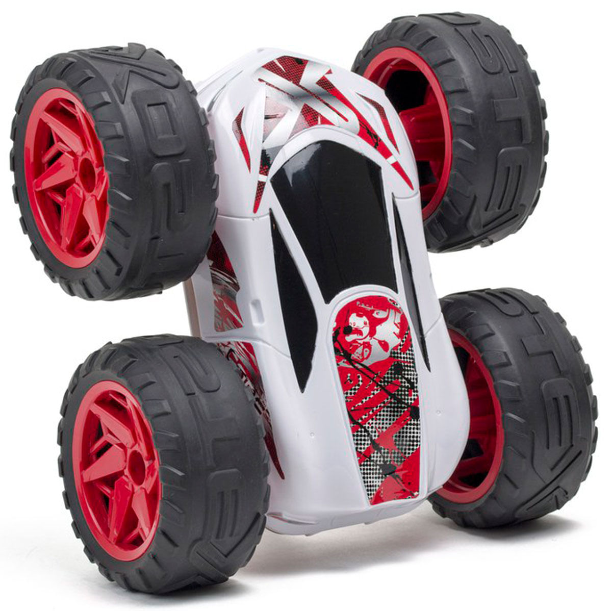 Un coche teledirigido blanco con llantas rojas y neumáticos negros.