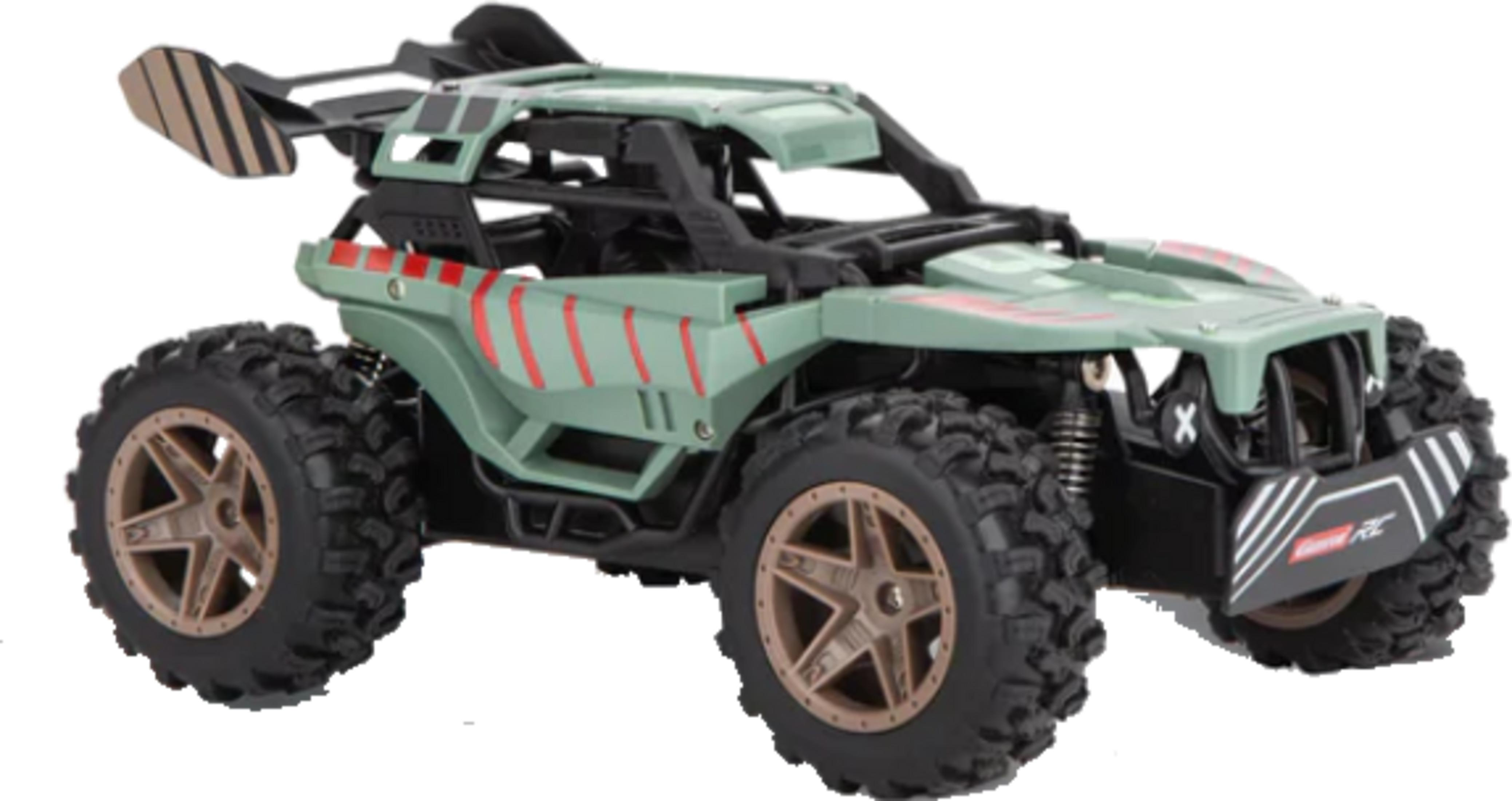 Un coche RC verde con rayas rojas y neumáticos grandes sobre fondo blanco.