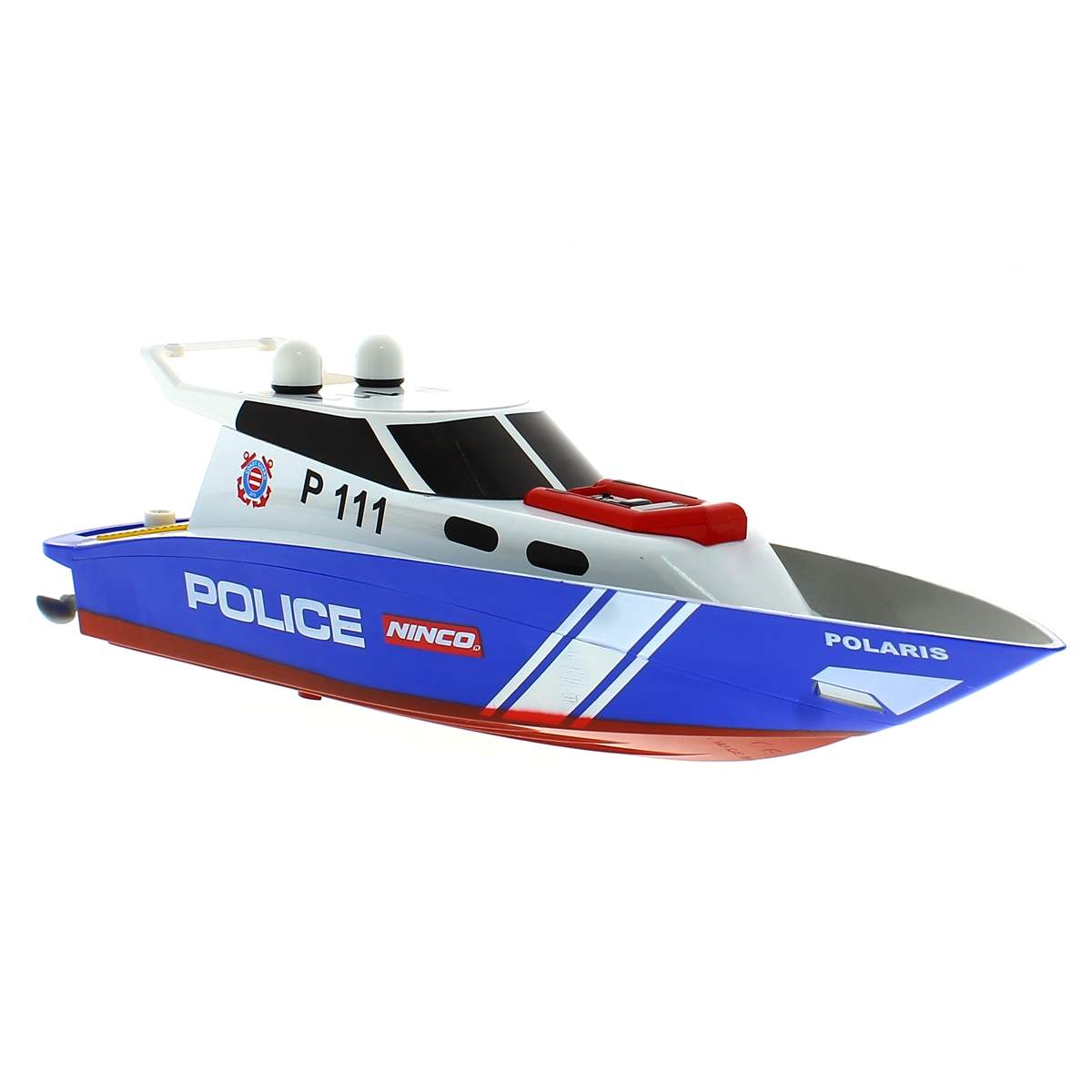 Un barco de policía azul y blanco con acentos rojos, sobre fondo blanco.