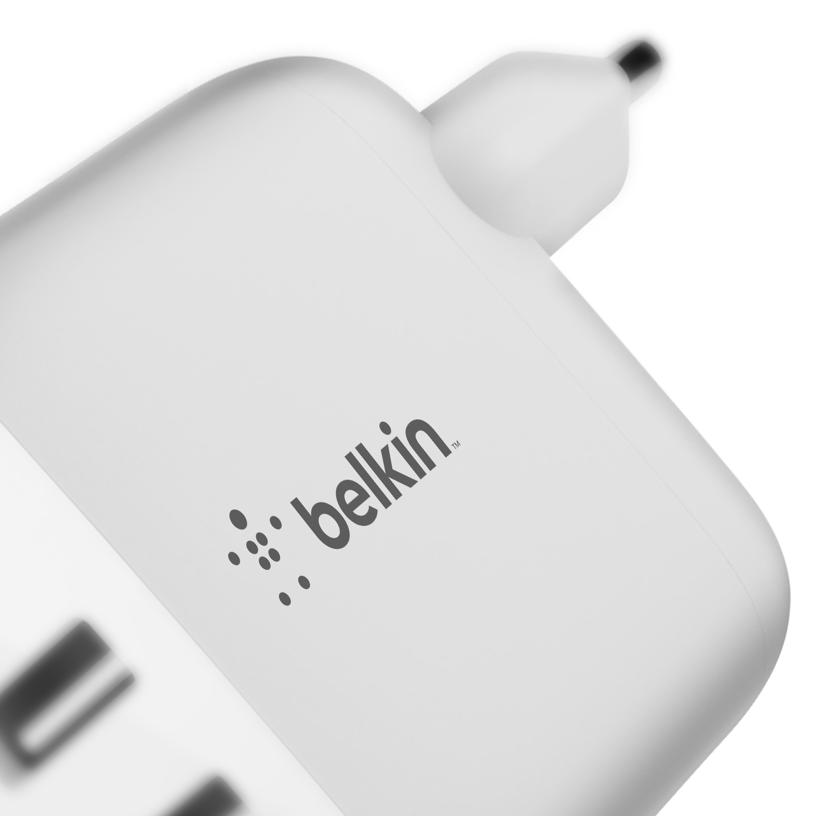 Un adattatore di ricarica Belkin bianco con logo, primo piano.