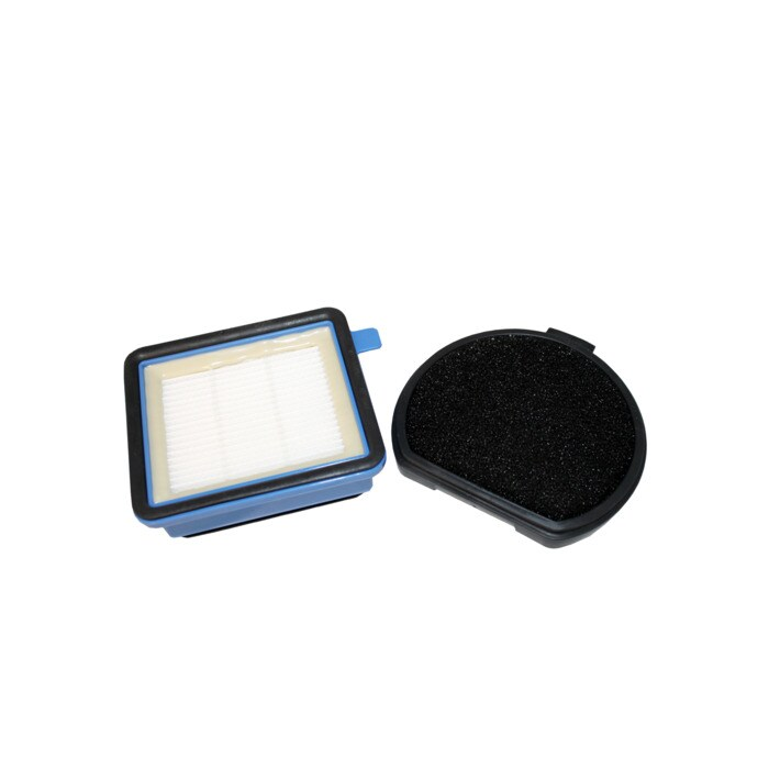 Un filtro blu rettangolare e un filtro rotondo in schiuma nera su sfondo bianco.