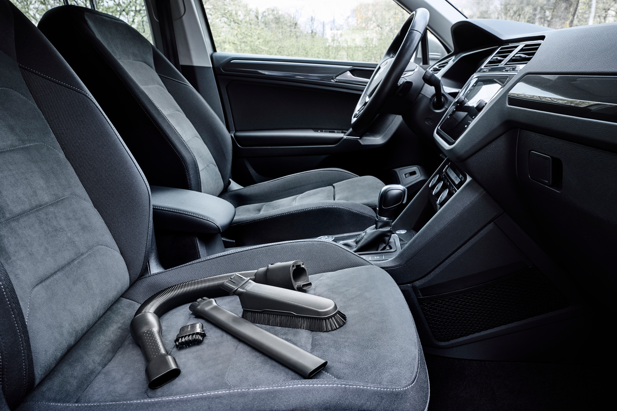 Interno auto con accessori aspirapolvere sul sedile.