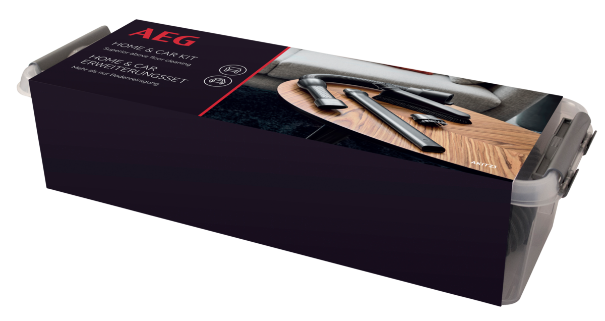 Kit AEG Home & Car con accessori su tavolo in legno davanti divano.