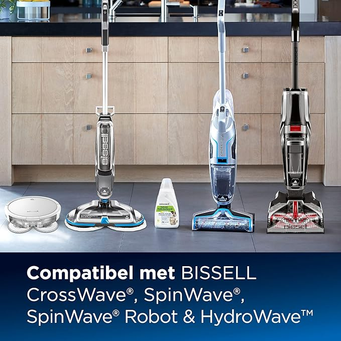 Cuatro limpiadores de pisos BISSELL y una botella de solución de limpieza uno al lado del otro.