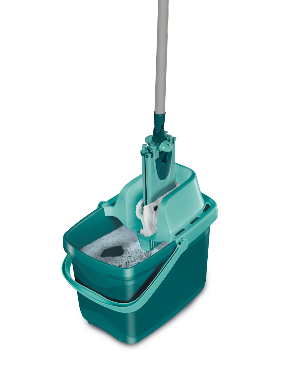 Un mocio con manico è immerso in un secchio verde di acqua saponata con parte della testa del mocio.