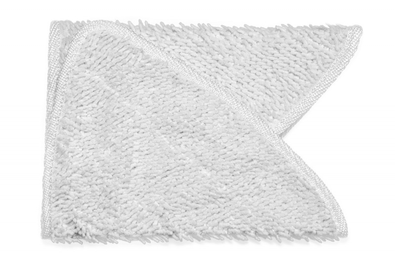 Un panno in microfibra bianco piegato con orlo visibile.