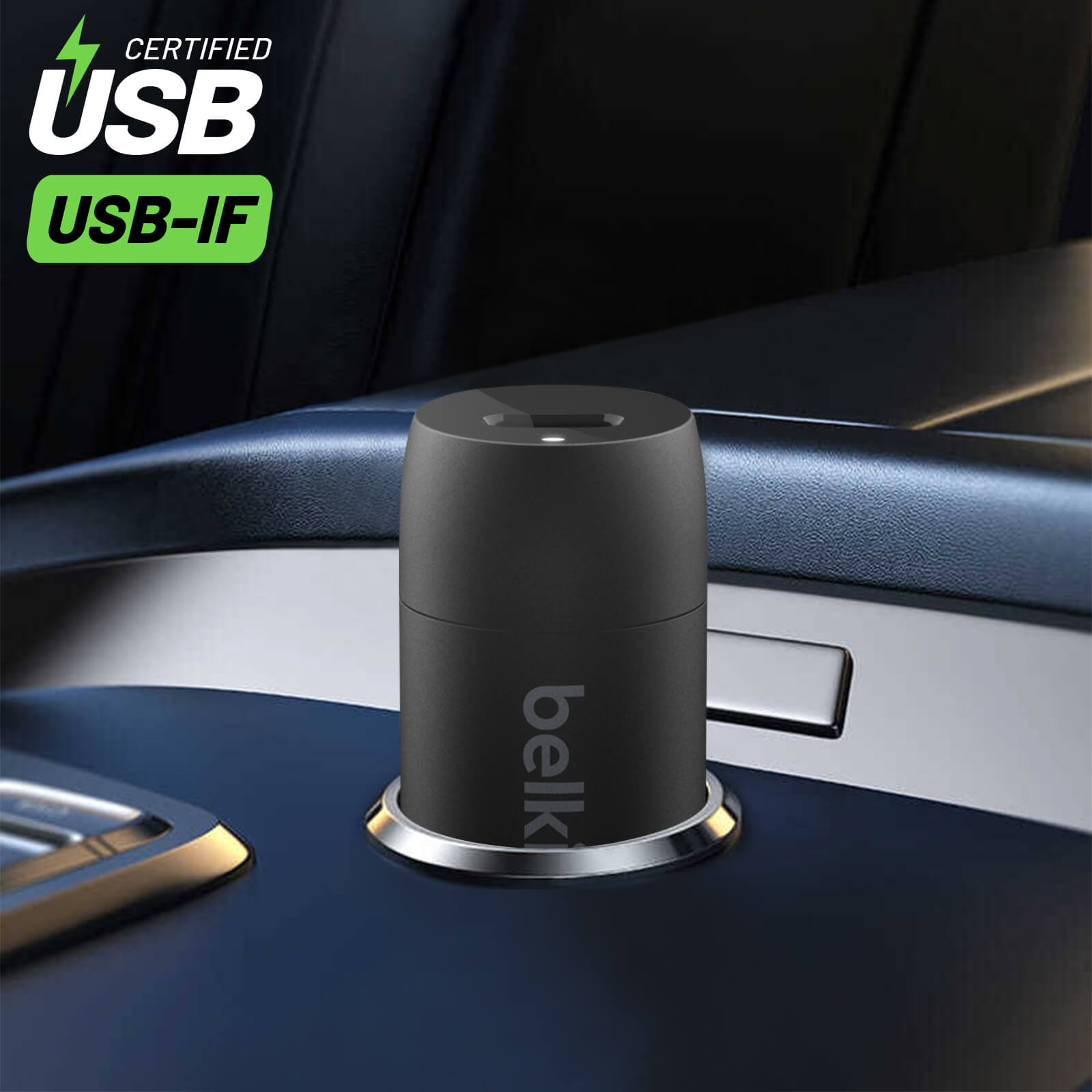 Un caricabatterie USB per auto nero con logo Belk su un cruscotto scuro.