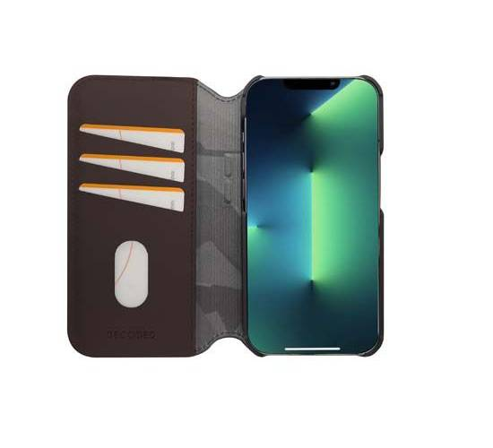 Custodia per telefono marrone con tre slot per carte e uno smartphone con schermo verde.