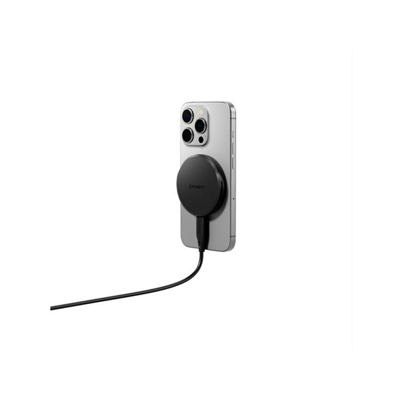 iPhone plateado con cargador magnético negro y cable sobre fondo blanco.