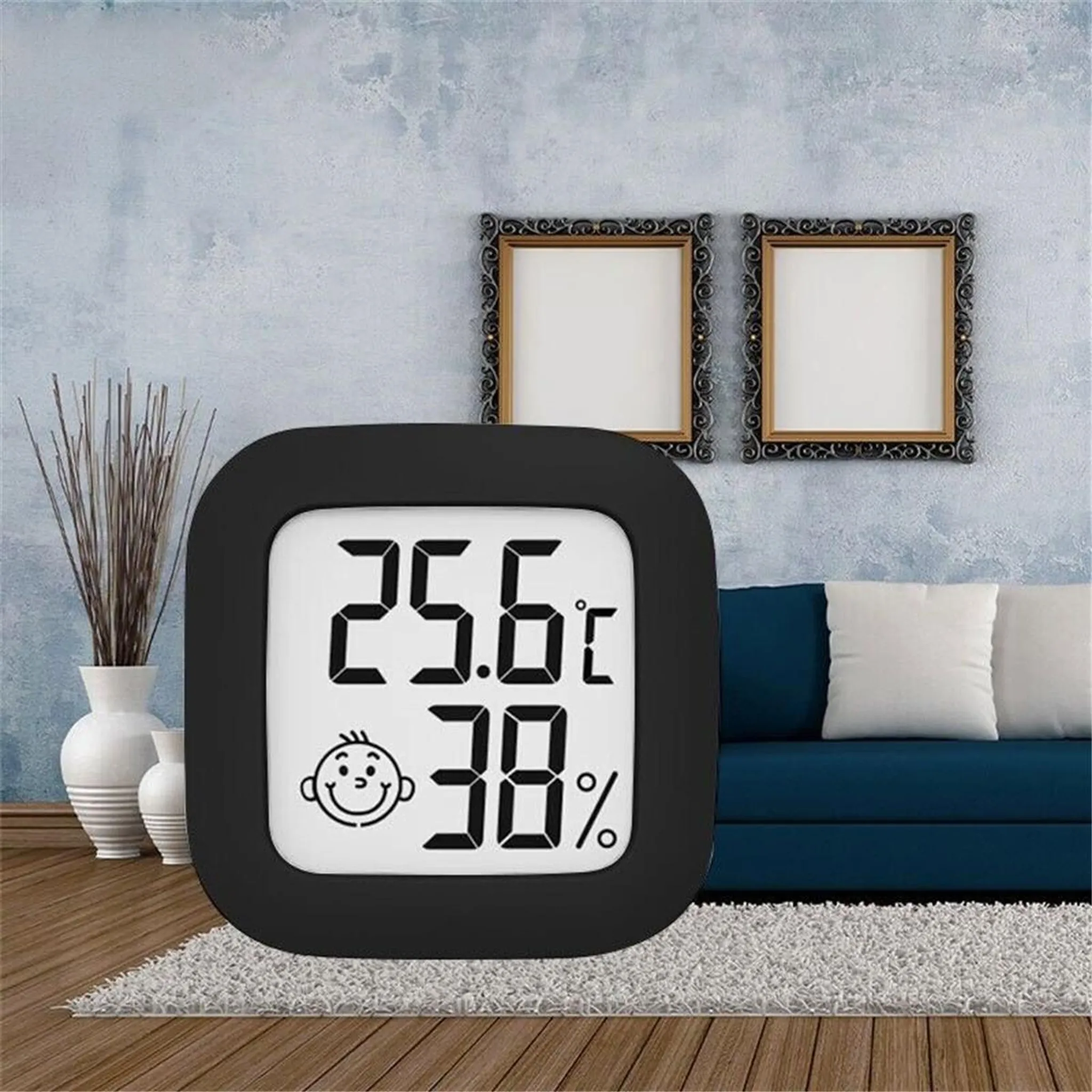 Ein digitaler Thermometer zeigt 25,6°C und 38% Luftfeuchtigkeit an.