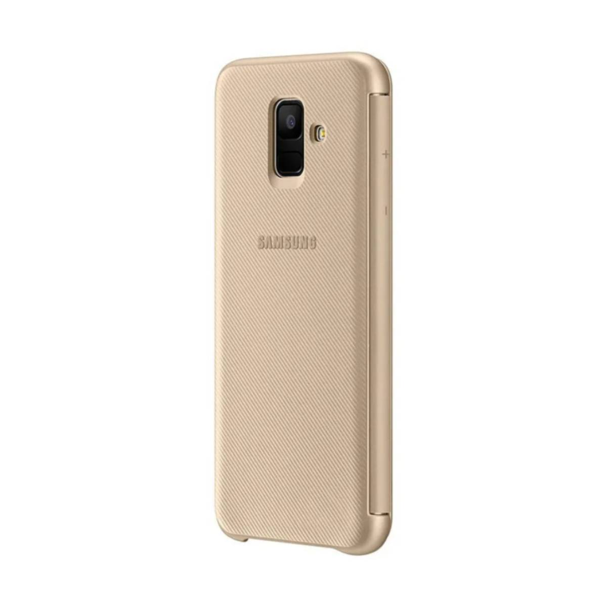 Telefono Samsung dorato con retro testurizzato e obiettivo fotocamera su sfondo bianco.