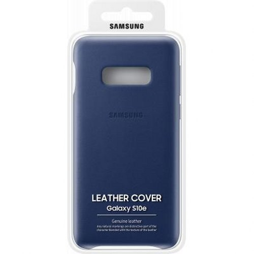 Eine dunkelblaue Samsung Lederhülle für das Galaxy S10e in Verpackung.