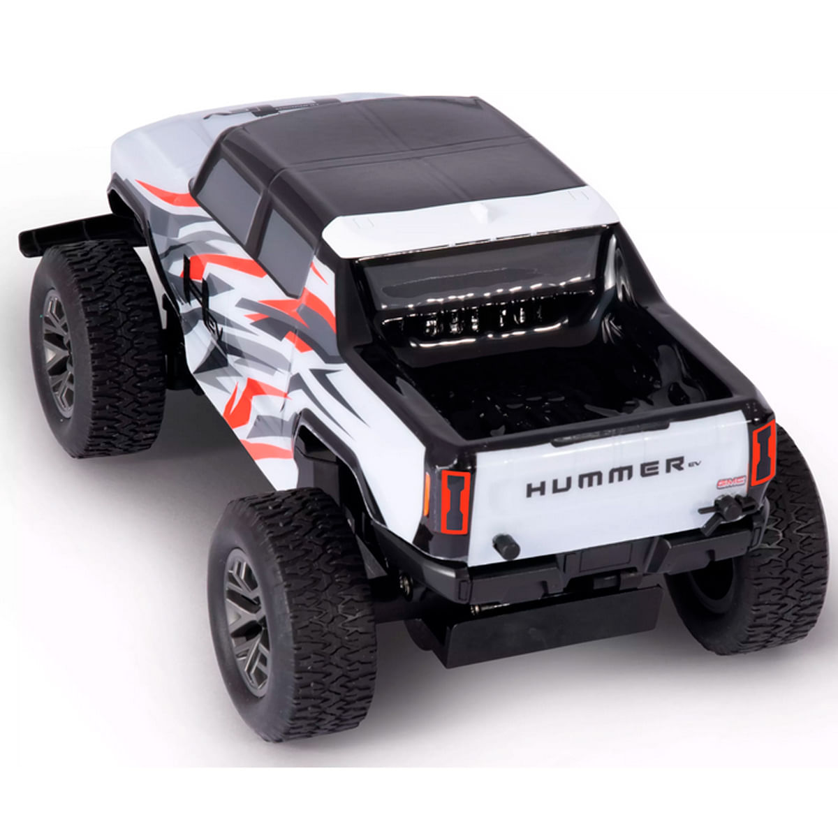 Un coche RC Hummer EV blanco con techo negro y calcomanías rojas/grises.