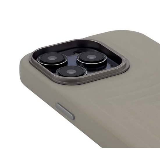 Primo piano del retro di uno smartphone con tripla fotocamera in una custodia grigia.