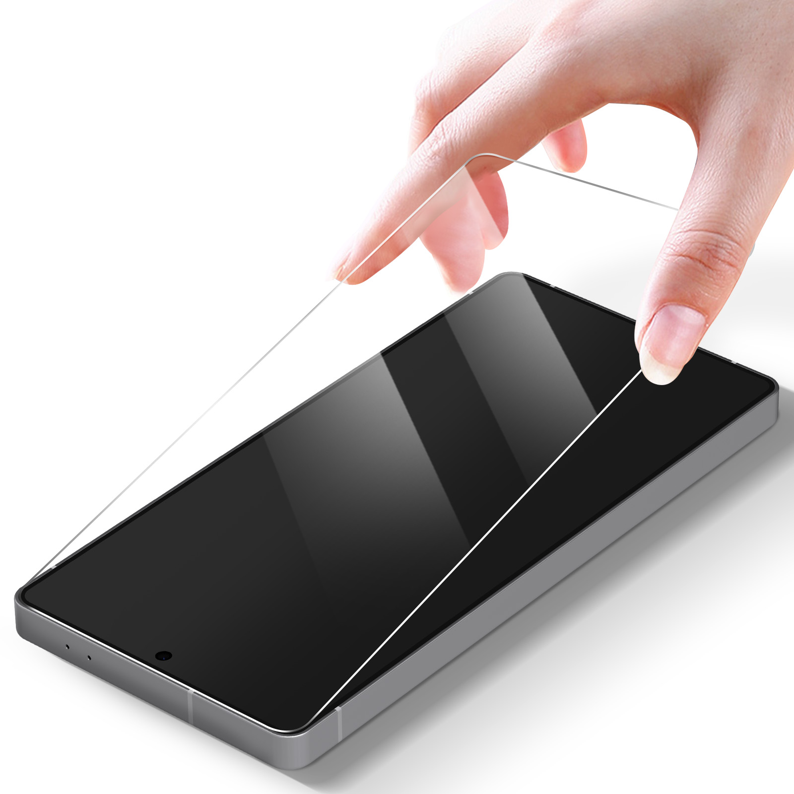 Una mano posiziona una protezione per lo schermo su uno smartphone.