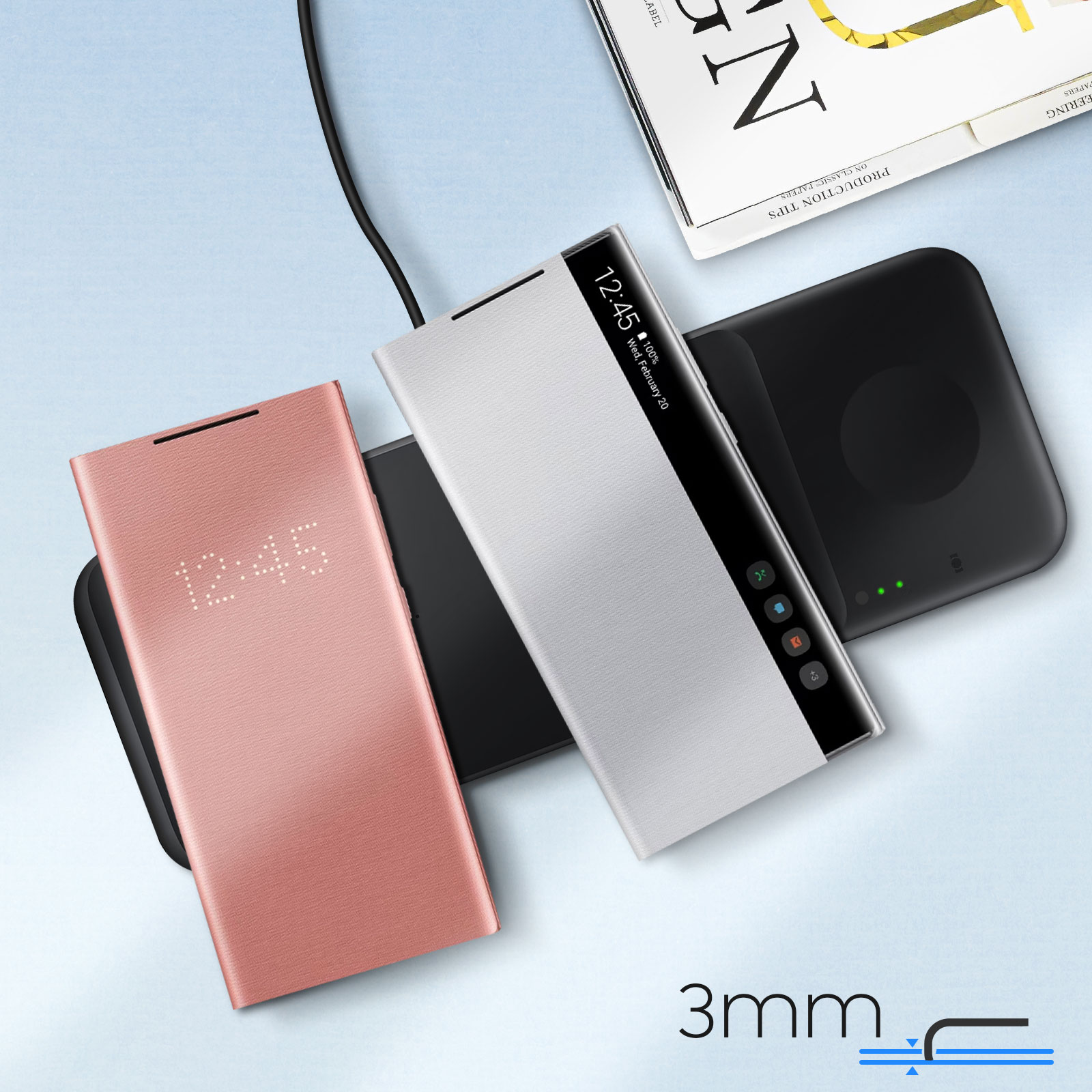 Deux coques de téléphone sur chargeurs, une rose, une argentée. Texte: 12:45.
