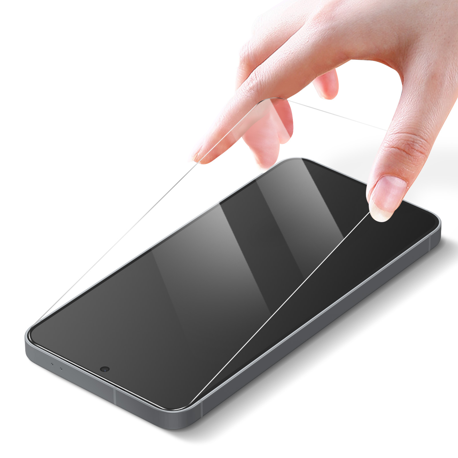 Mani applicano pellicola protettiva a smartphone.