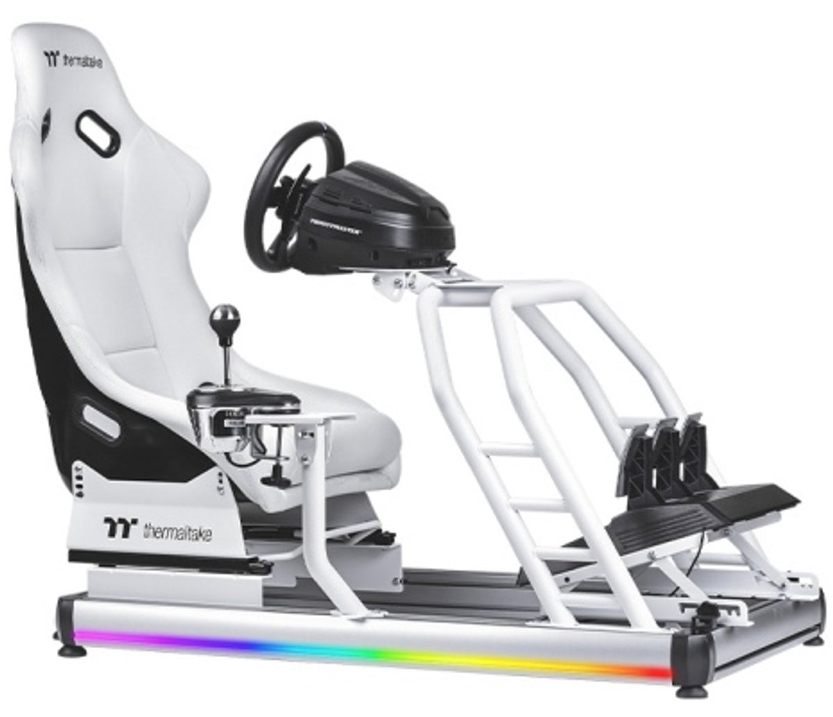 Asiento blanco de simulador de carreras con volante, palanca y pedales, con iluminación RGB.