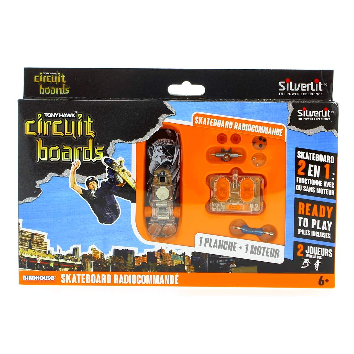 Embalaje de caja para un monopatín teledirigido marca Tony Hawk, con accesorios e instrucciones.