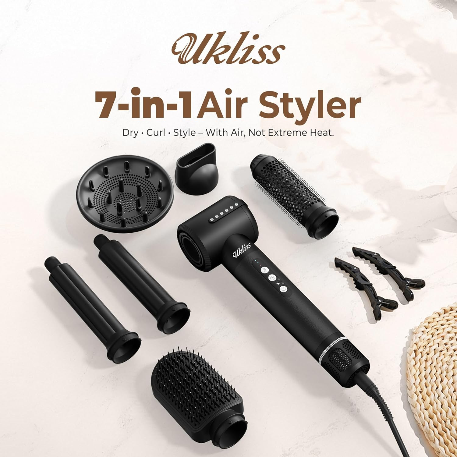 Ein schwarzer 7-in-1-Haarstyler mit verschiedenen Aufsätzen auf hellem Hintergrund.