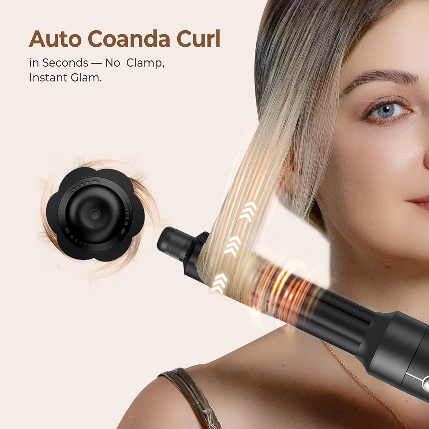 Ein schwarzer Lockenstab kräuselt blondes Haar. Auto Coanda Curl im Text.