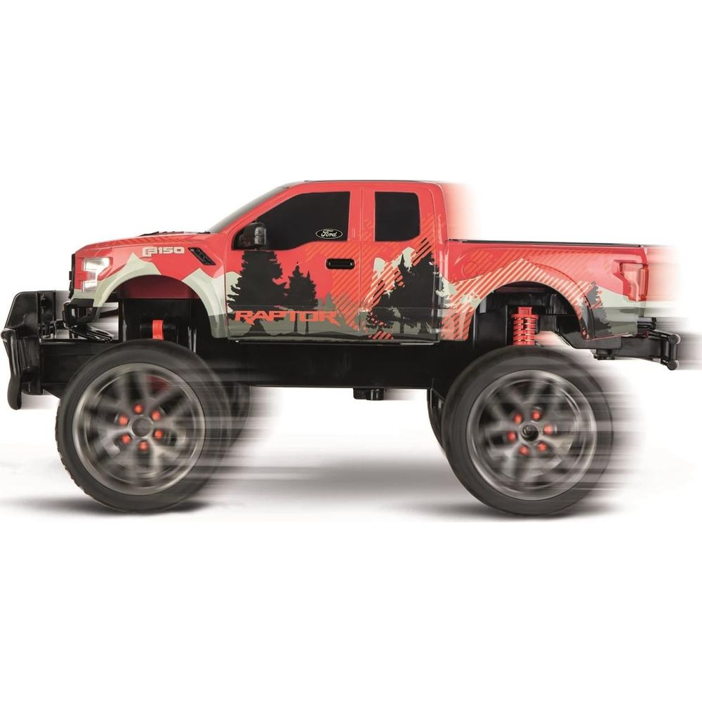 Un camión Ford F-150 Raptor rojo a control remoto con gráficos de árboles sobre fondo blanco.