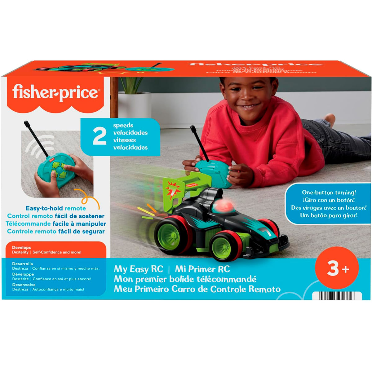 Un niño juega con un coche RC de Fisher-Price. El coche es negro con detalles verdes.