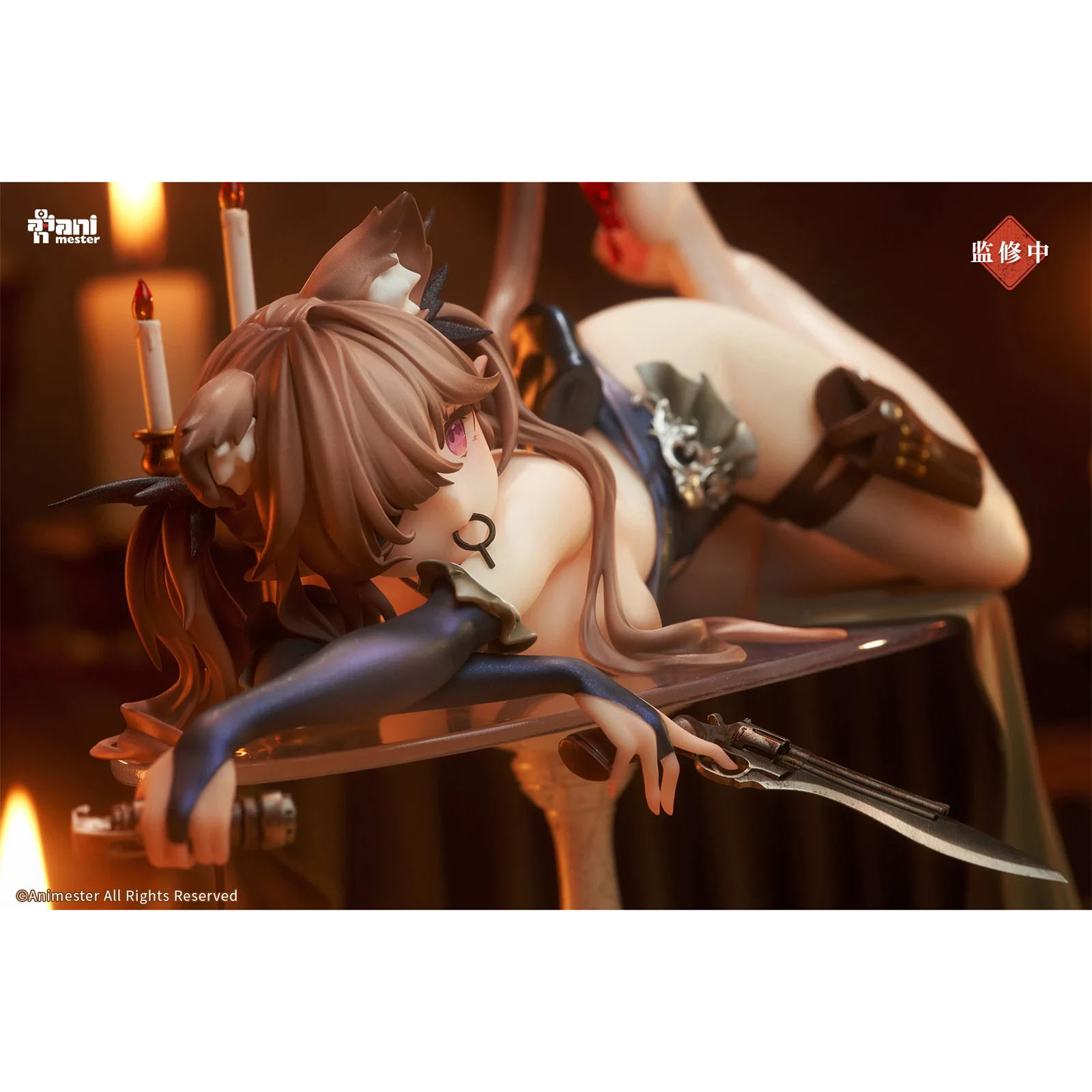 Anime-Figur eines Mädchens mit Katzenohren und einem Gewehr auf einem Tisch, Kerzen im Hintergrund.