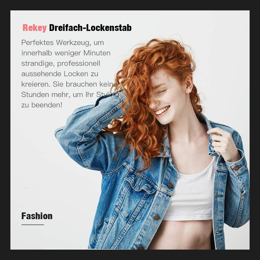 Frau mit roten Haaren in Jeansjacke, lächelt glücklich.
