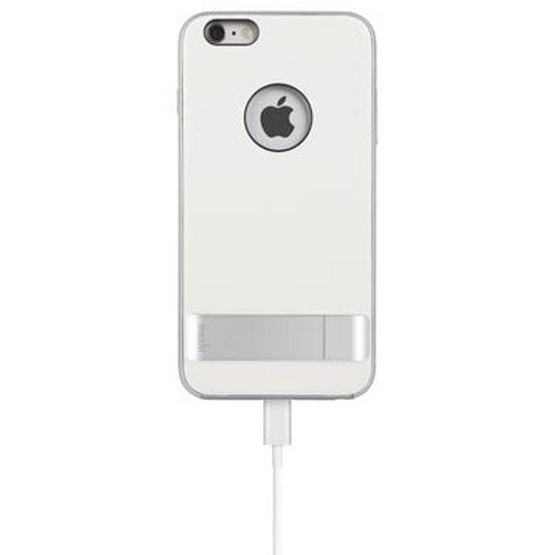 Un iPhone bianco con logo Apple, collegato a un cavo di ricarica.